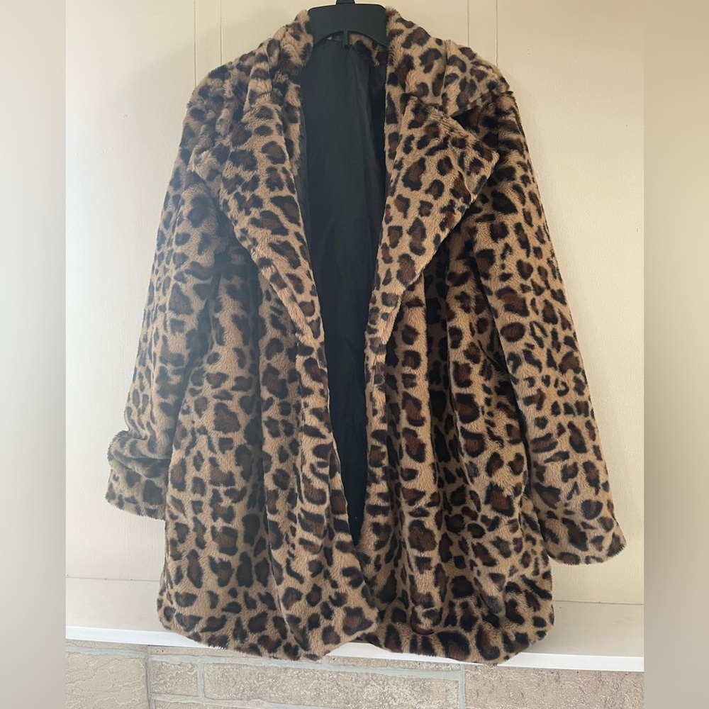 Brand new leopard coat with side pockets and a open front